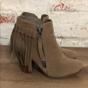 Breckelles Size 7 Tan Fringe Booties